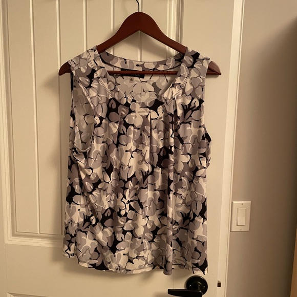 Black and white top - Picture 2 of 6